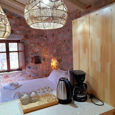Ferienwohnung The Two Carob Trees, Traditional Stonehouse, Nikandri, Pirgos Diros Lefkias Exterior foto