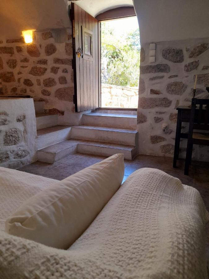 Ferienwohnung The Two Carob Trees, Traditional Stonehouse, Nikandri, Pirgos Diros Lefkias Exterior foto