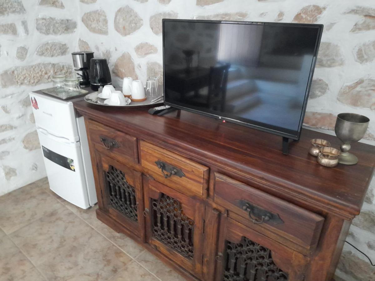 Ferienwohnung The Two Carob Trees, Traditional Stonehouse, Nikandri, Pirgos Diros Lefkias Exterior foto