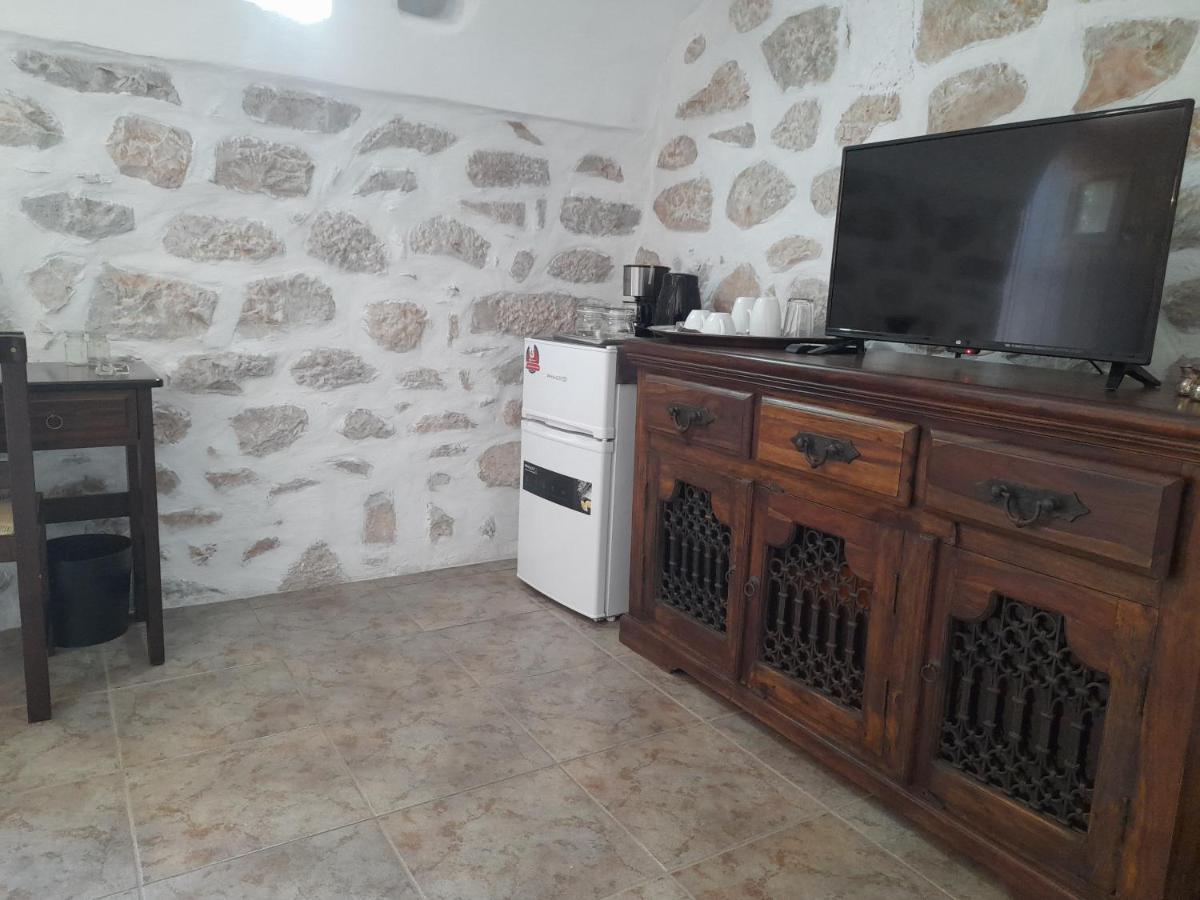 Ferienwohnung The Two Carob Trees, Traditional Stonehouse, Nikandri, Pirgos Diros Lefkias Exterior foto