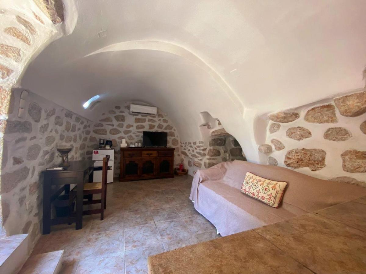 Ferienwohnung The Two Carob Trees, Traditional Stonehouse, Nikandri, Pirgos Diros Lefkias Exterior foto