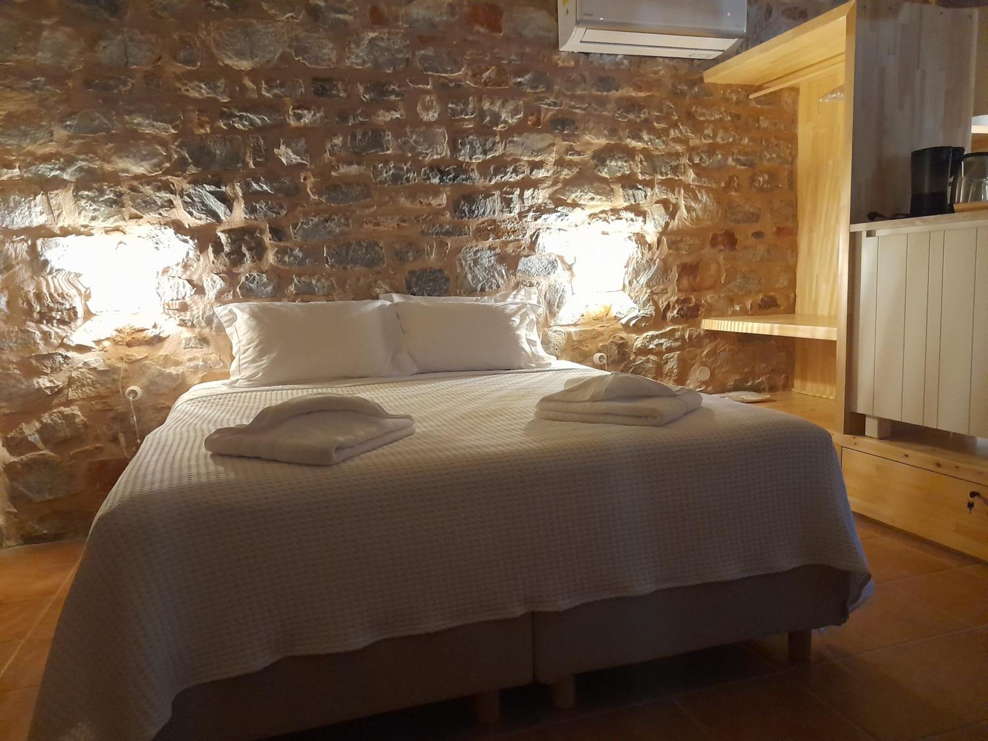 Ferienwohnung The Two Carob Trees, Traditional Stonehouse, Nikandri, Pirgos Diros Lefkias Exterior foto